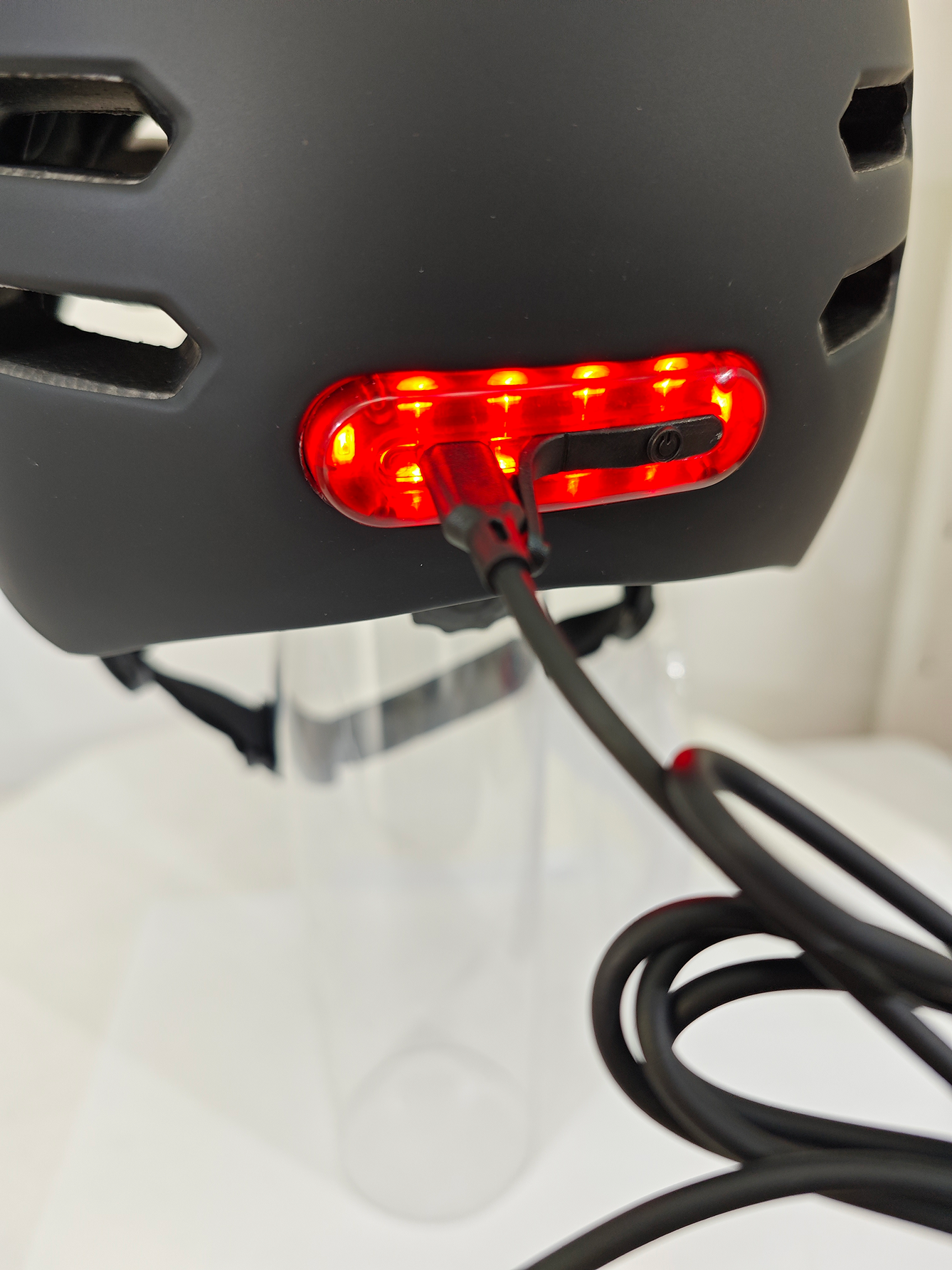Casco eléctrico con luz recargable Atom
