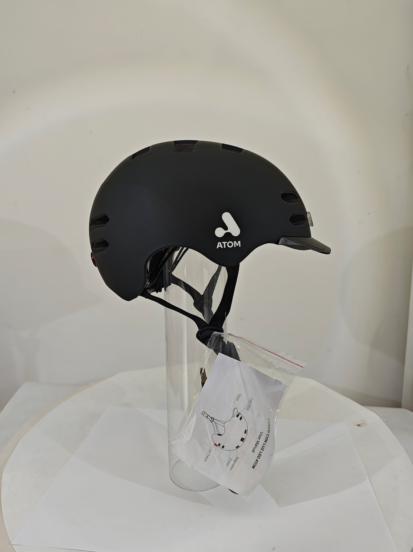 Casco eléctrico con luz recargable Atom