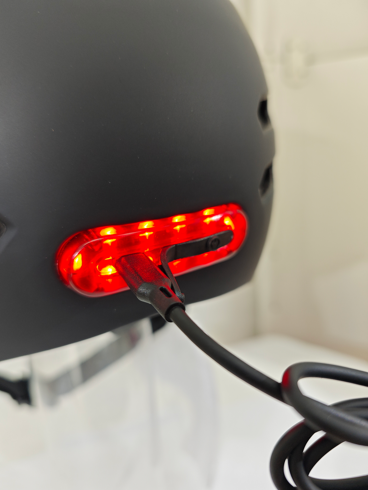 Casco eléctrico con luz recargable Atom