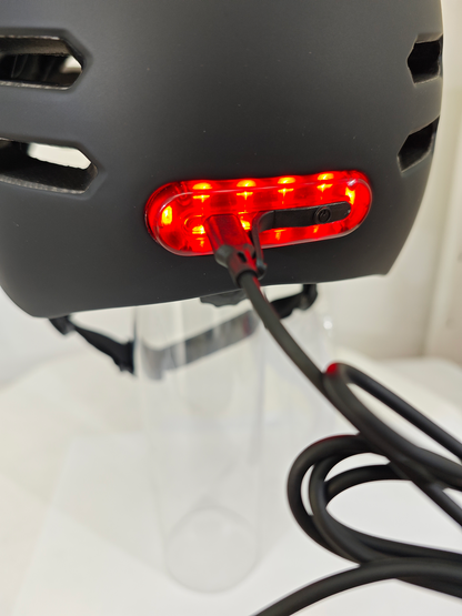 Casco eléctrico con luz recargable Atom