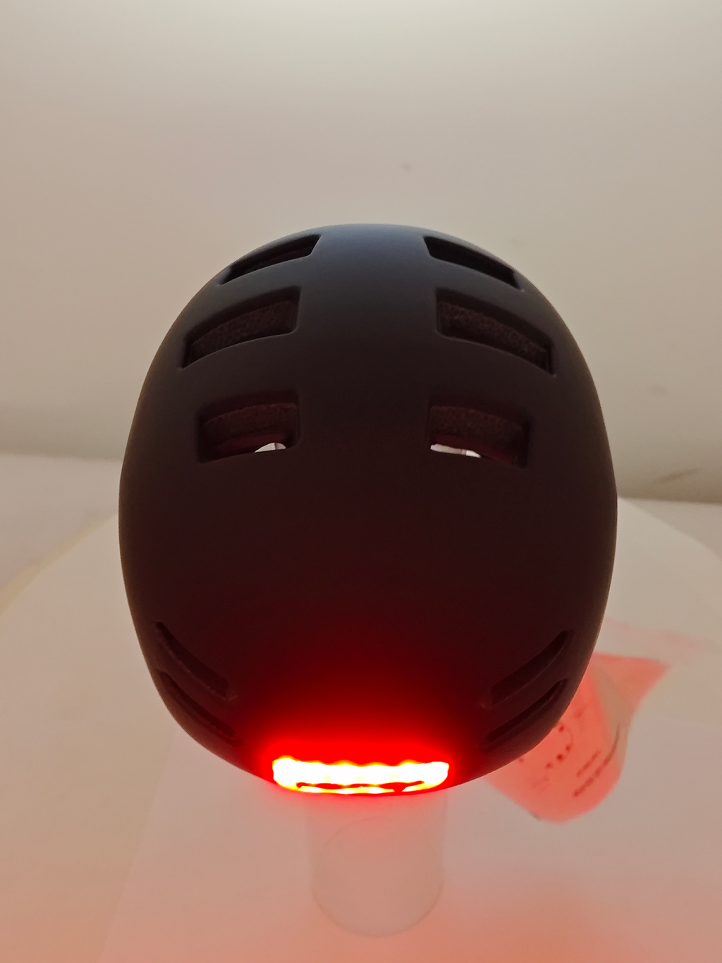 Casco eléctrico con luz recargable Atom