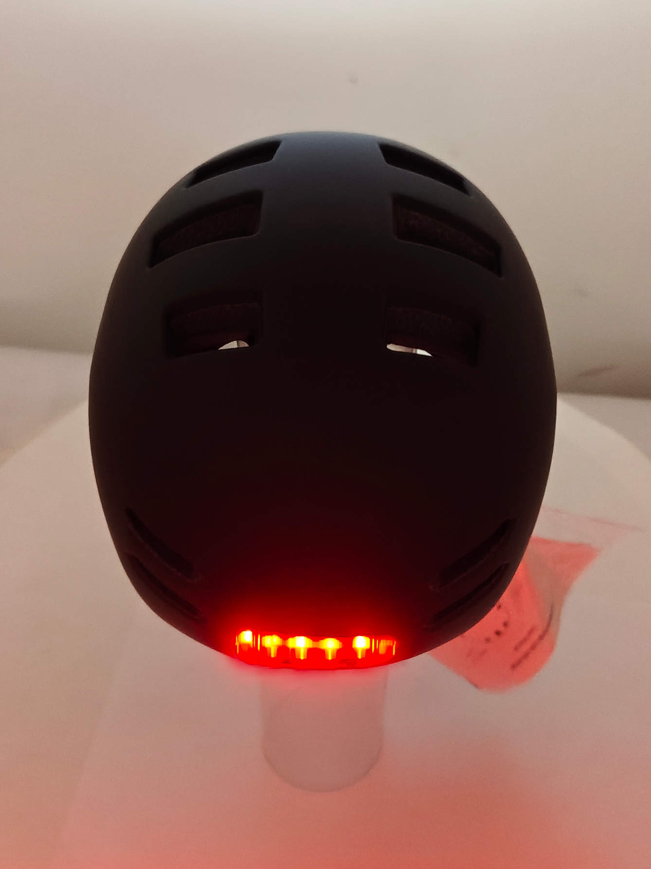 Casco eléctrico con luz recargable Atom