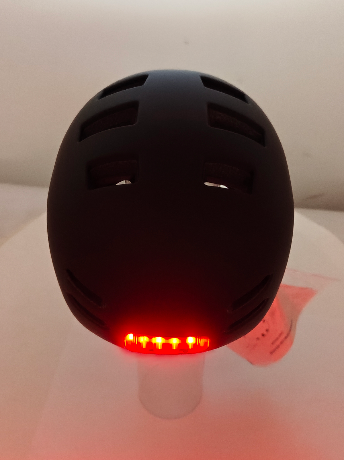 Casco eléctrico con luz recargable Atom