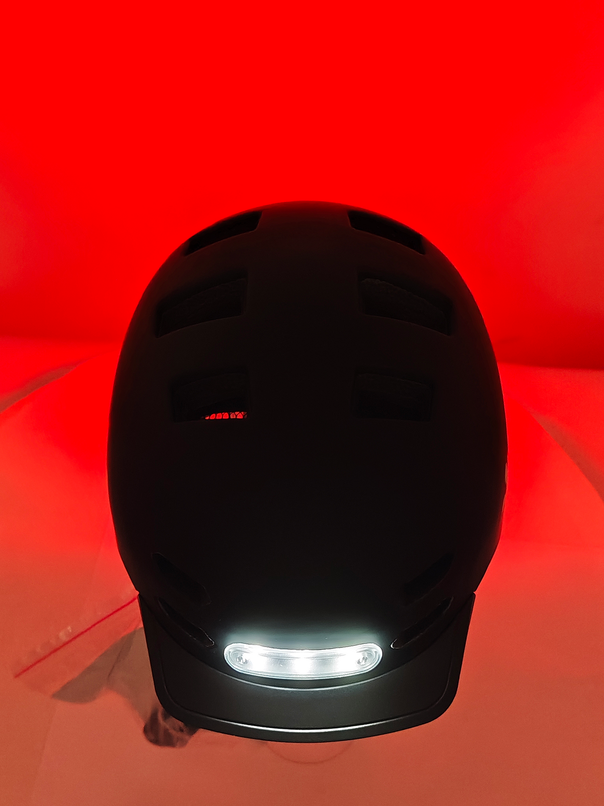 Casco eléctrico con luz recargable Atom