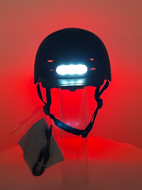 Casco eléctrico con luz recargable Atom