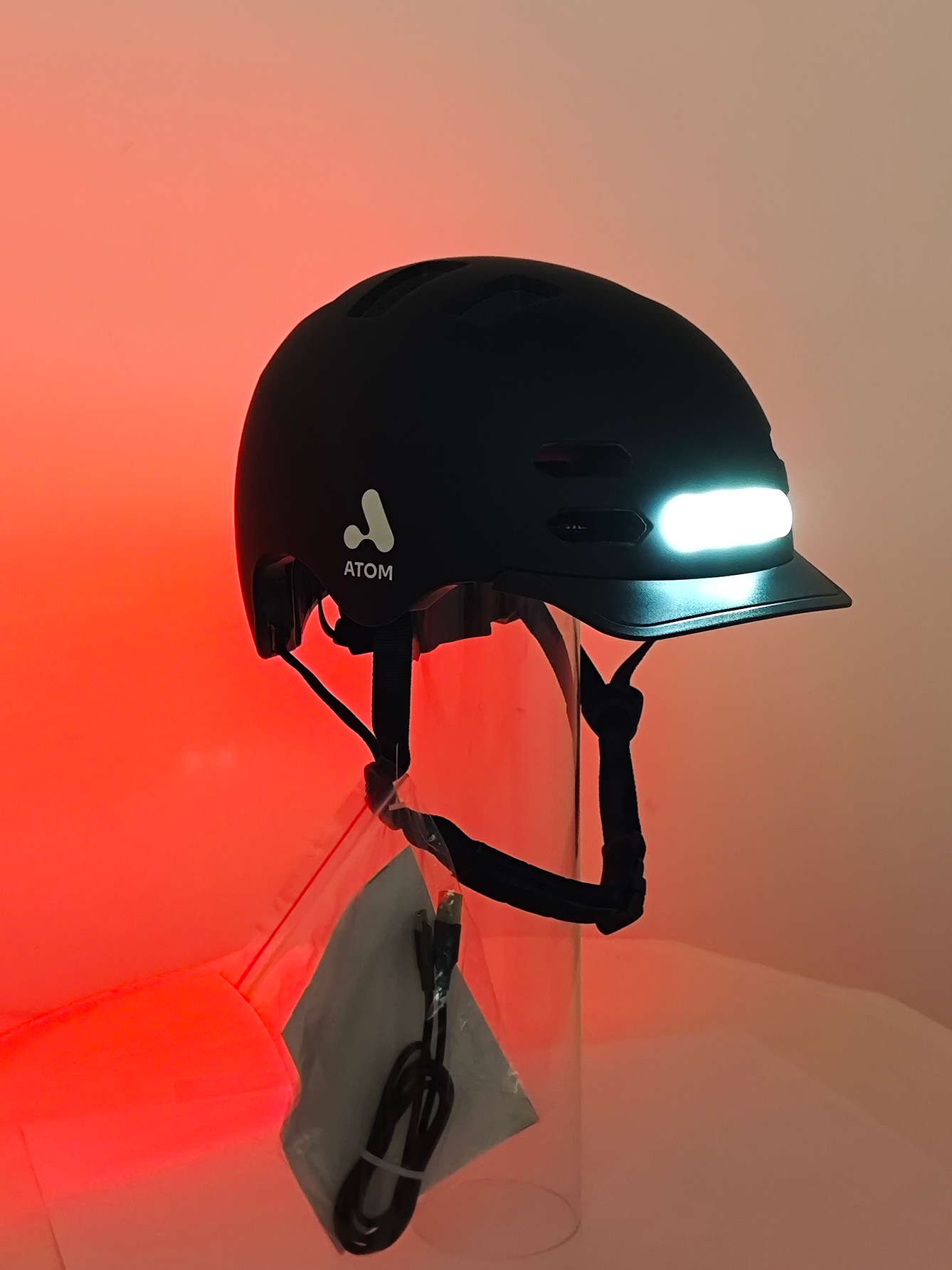Casco eléctrico con luz recargable Atom