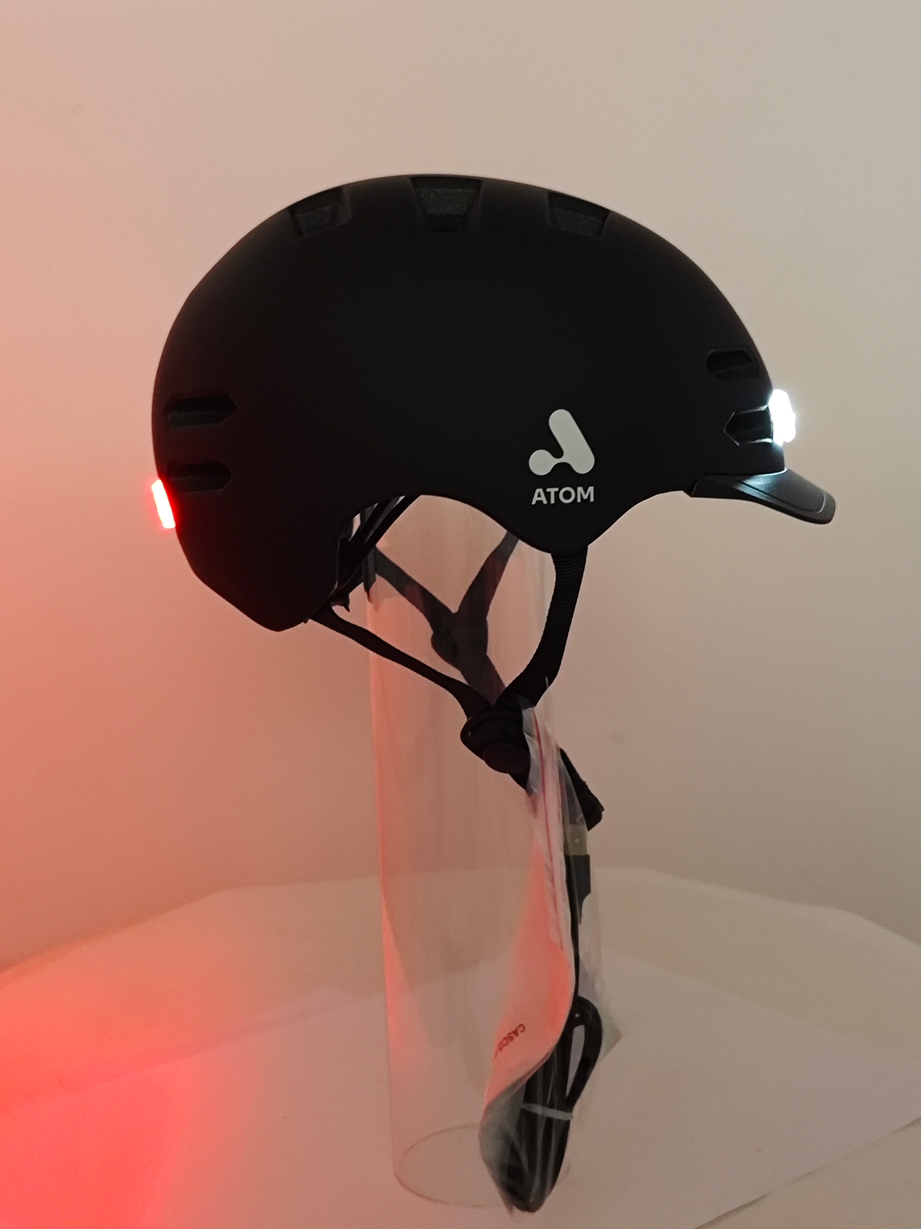 Casco eléctrico con luz recargable Atom