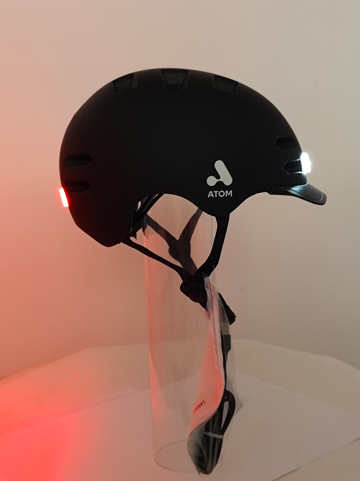 Casco eléctrico con luz recargable Atom