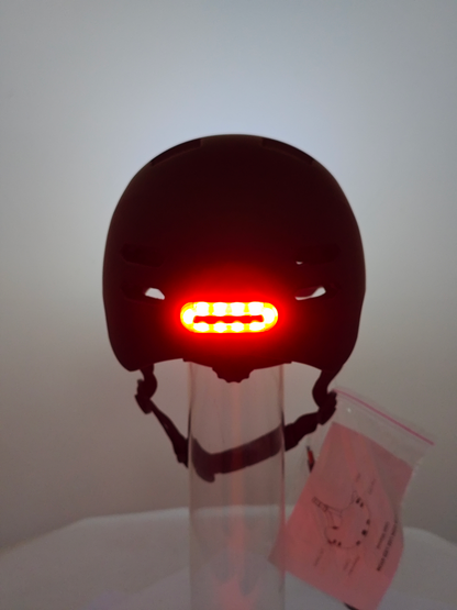Casco eléctrico con luz recargable Atom