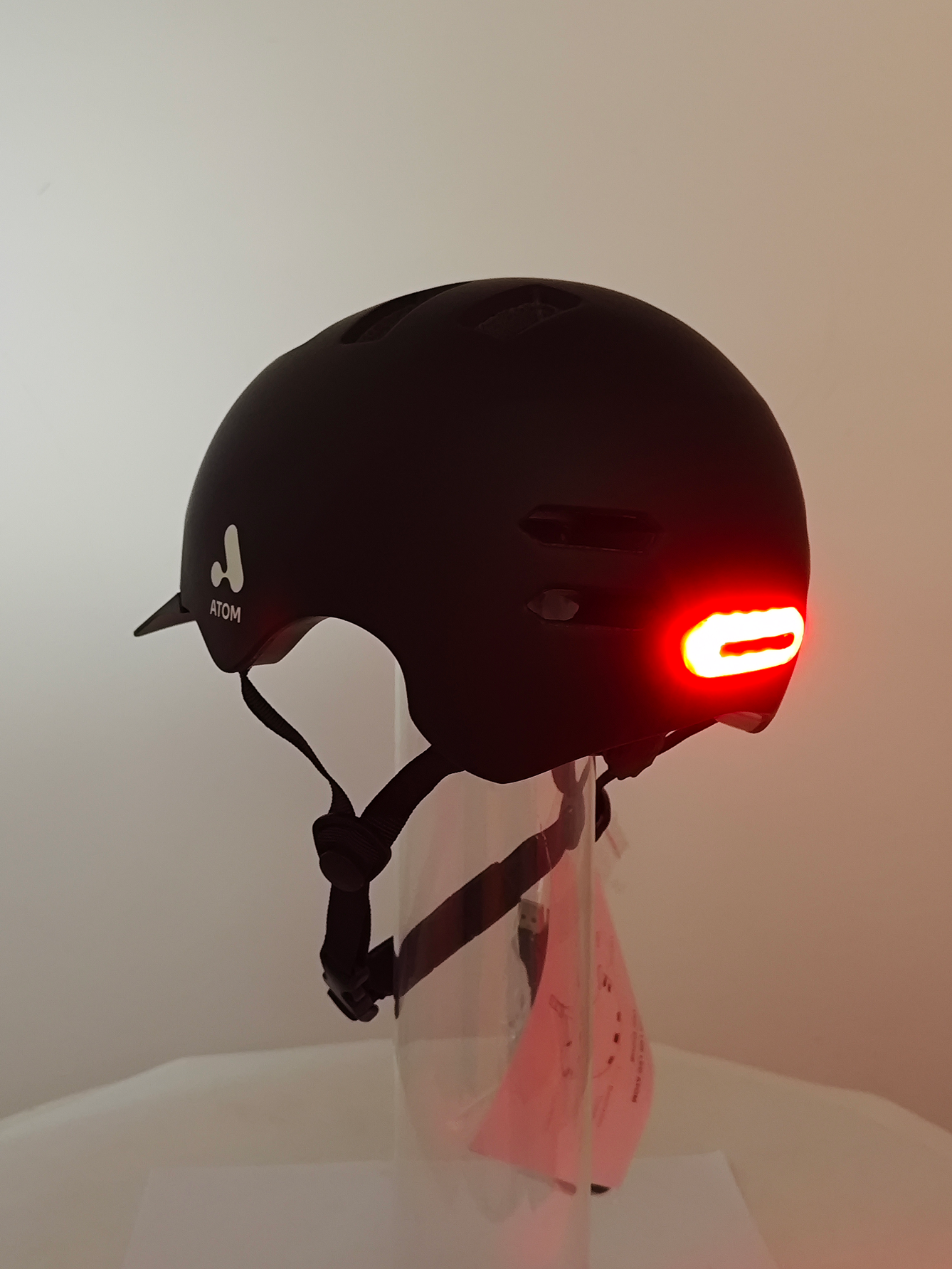 Casco eléctrico con luz recargable Atom