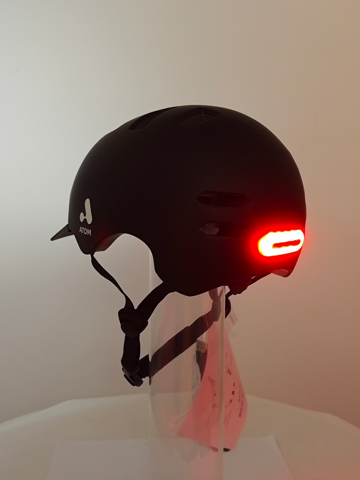 Casco eléctrico con luz recargable Atom