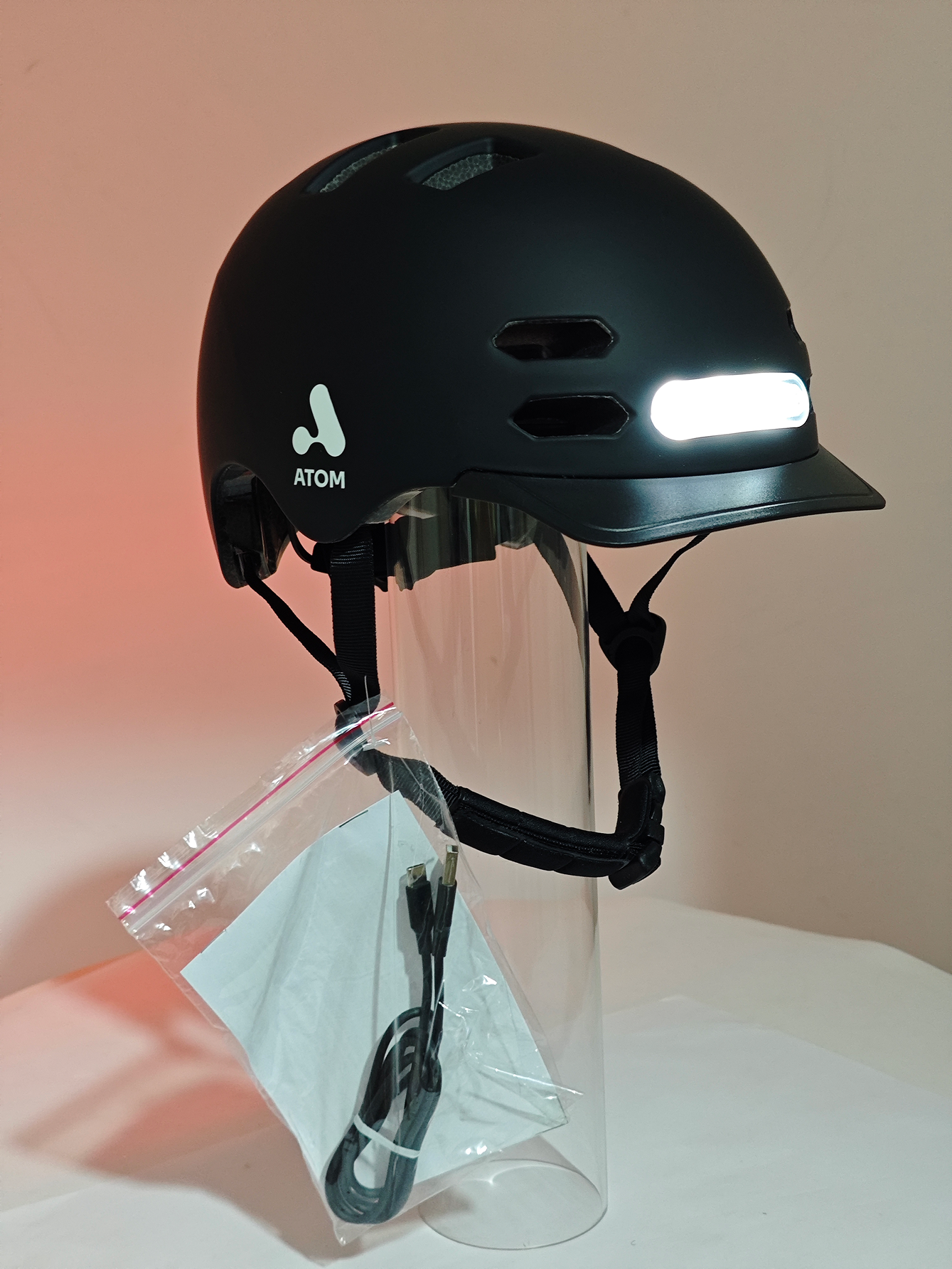 Casco eléctrico con luz recargable Atom