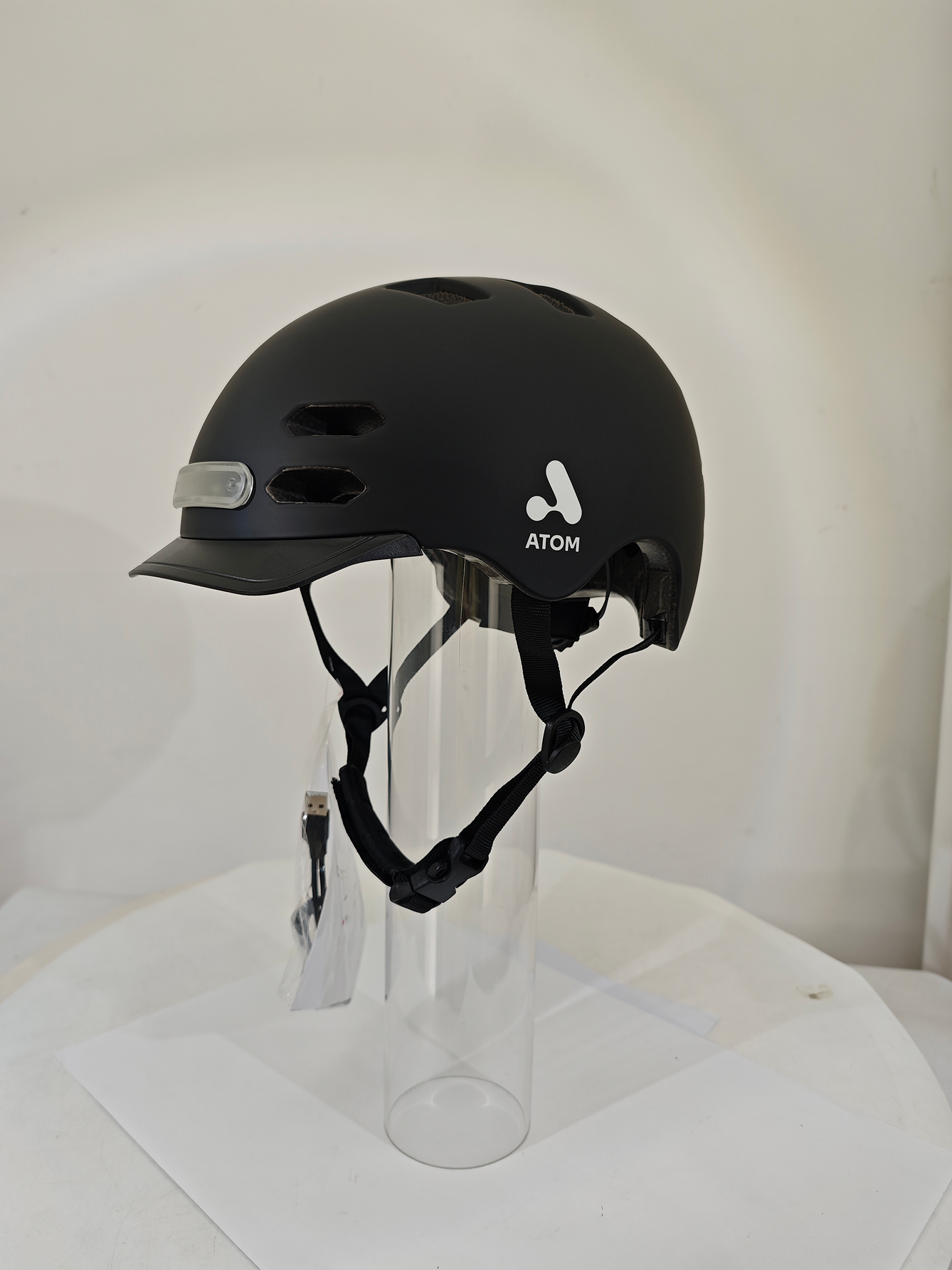 Casco eléctrico con luz recargable Atom