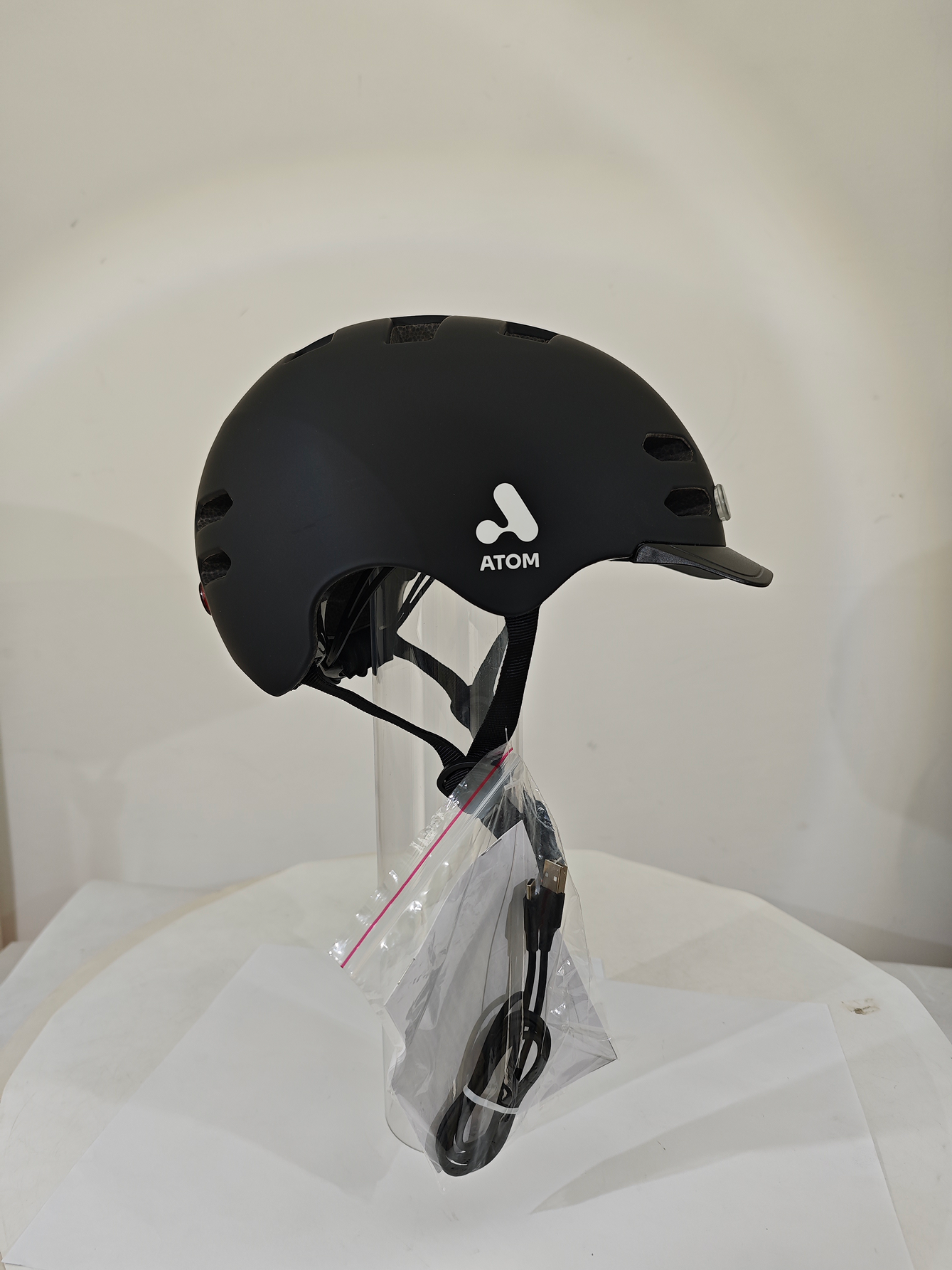 Casco eléctrico con luz recargable Atom