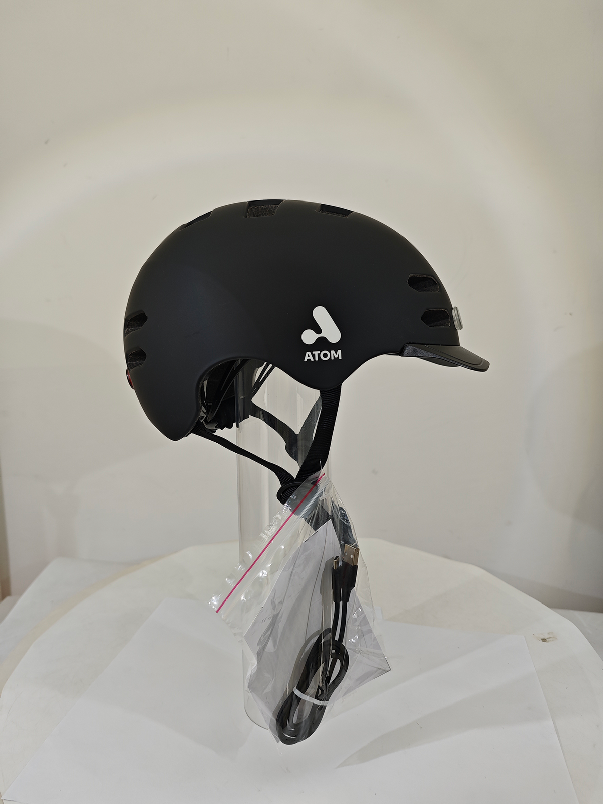 Casco eléctrico con luz recargable Atom